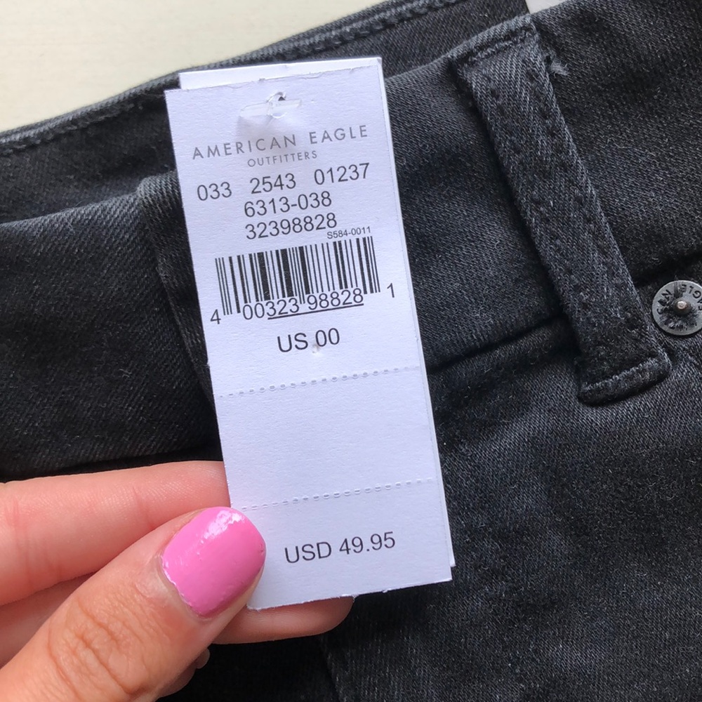 💃NWT!! American Eagle Black Distressed Denim Skirt - Picture 3 of 7